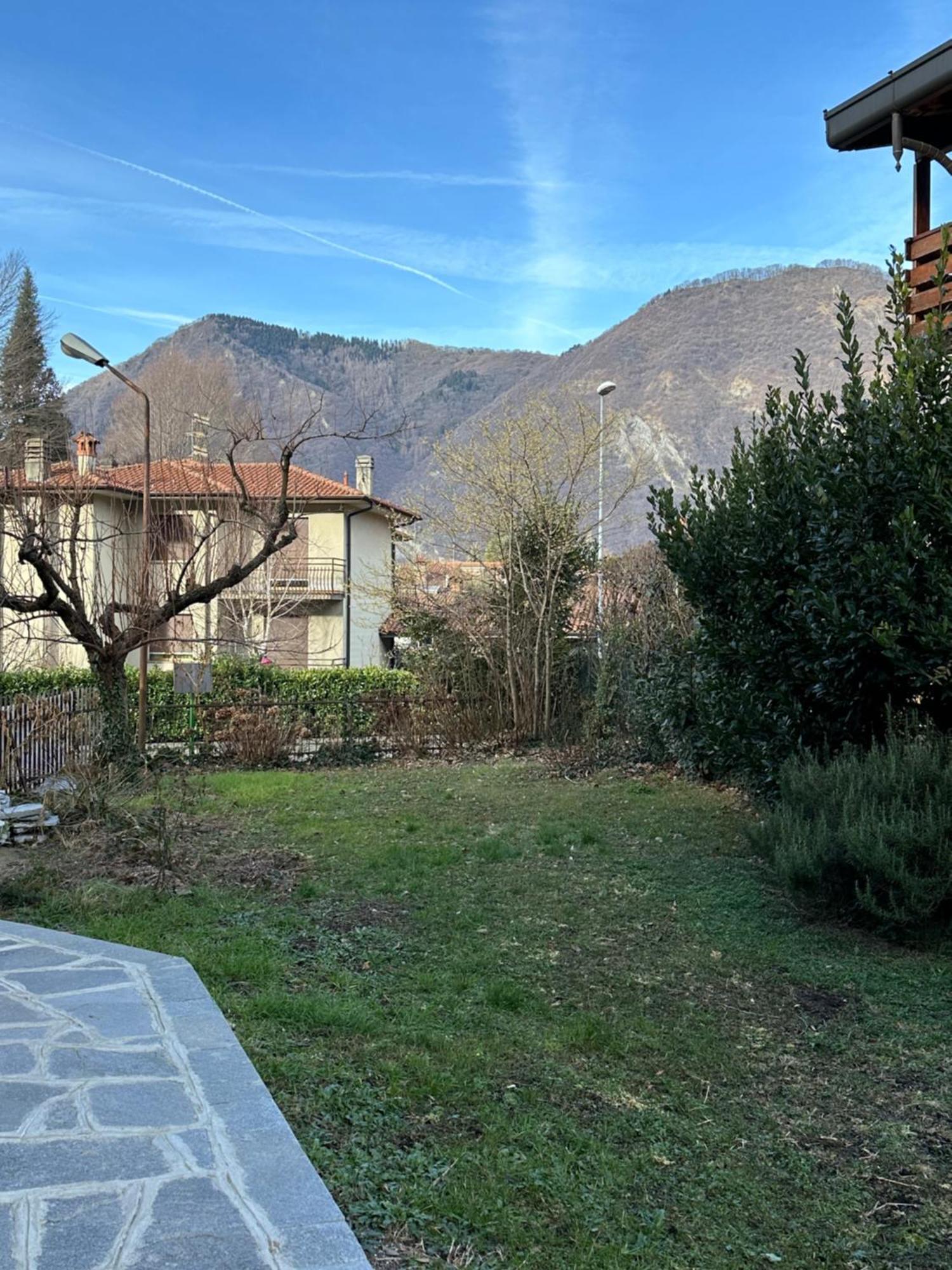 A Due Passi Dal Lago Canzo Luaran gambar