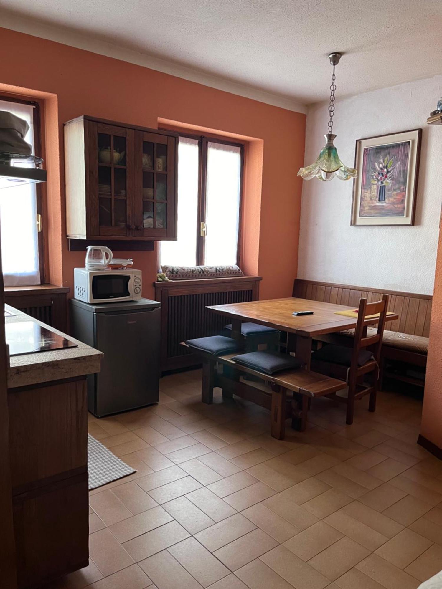 A Due Passi Dal Lago Canzo Luaran gambar
