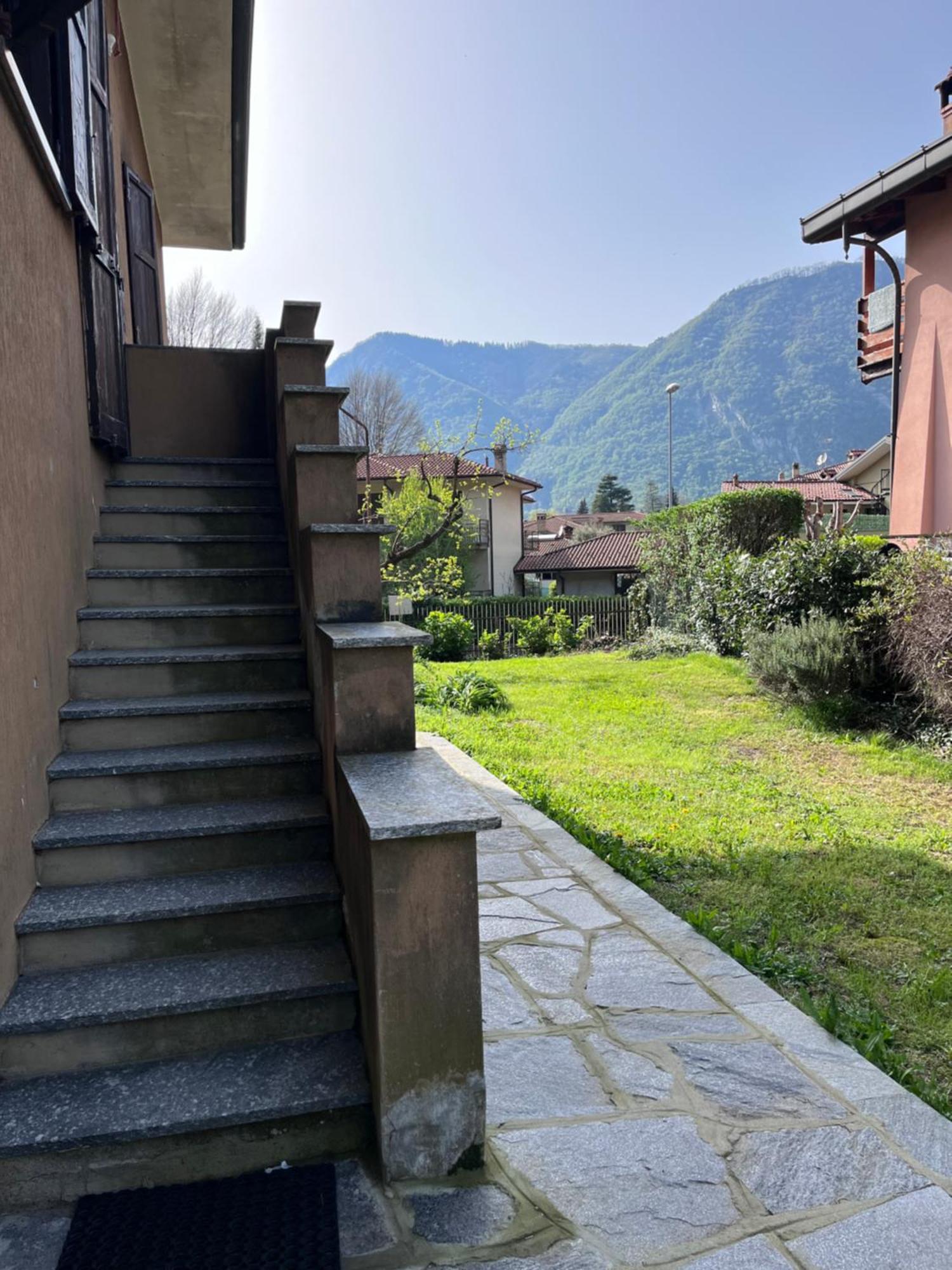 A Due Passi Dal Lago Canzo Luaran gambar